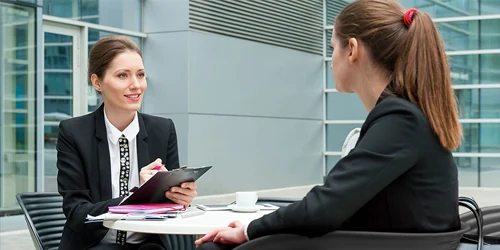 Mulher profissional representando a independência financeira feminina
