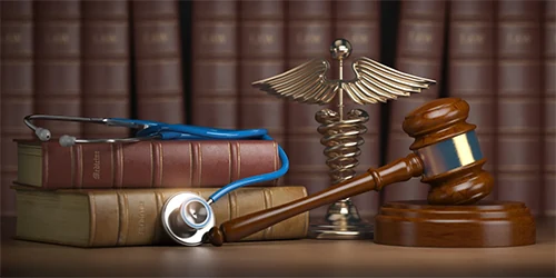 Balança da Justiça e estetoscópio representando a judicialização da saúde