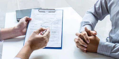 Paciente assinando termo de consentimento informado em consulta médica